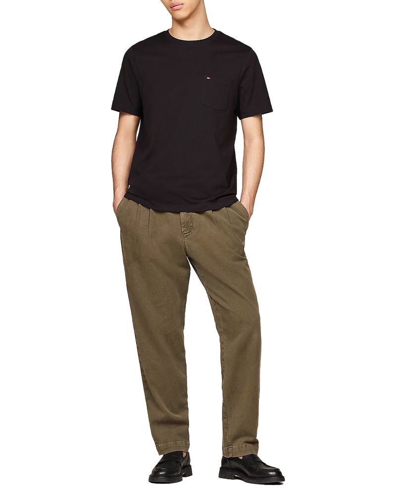 104794011-Camiseta-Tommy-Hilfiger-regular-fit-negra-solida-para-hombre