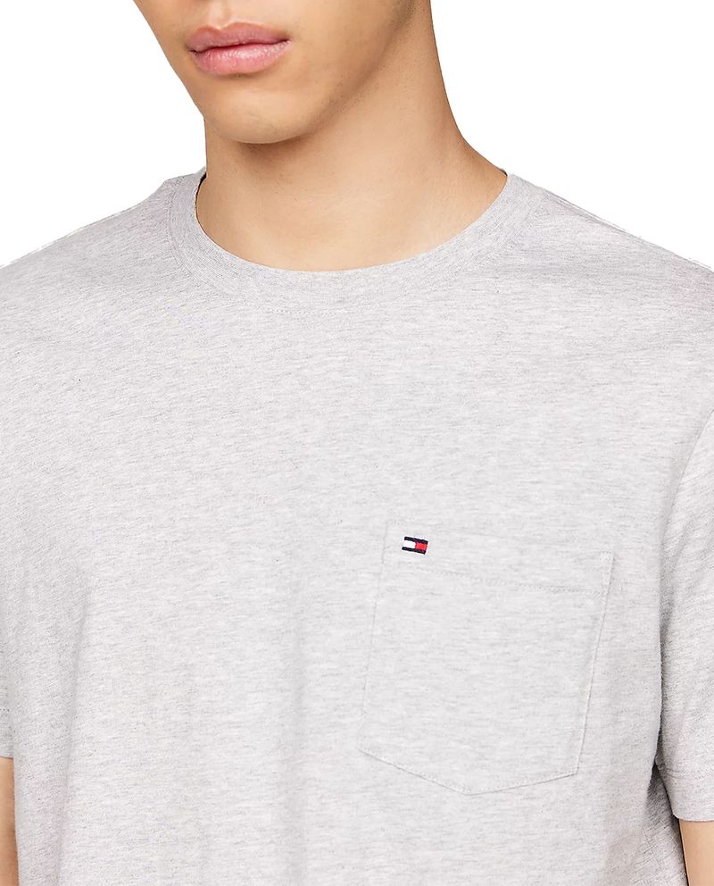 104794026-Camiseta-Tommy-Hilfiger-regular-fit-gris-claro-heather-para-hombre