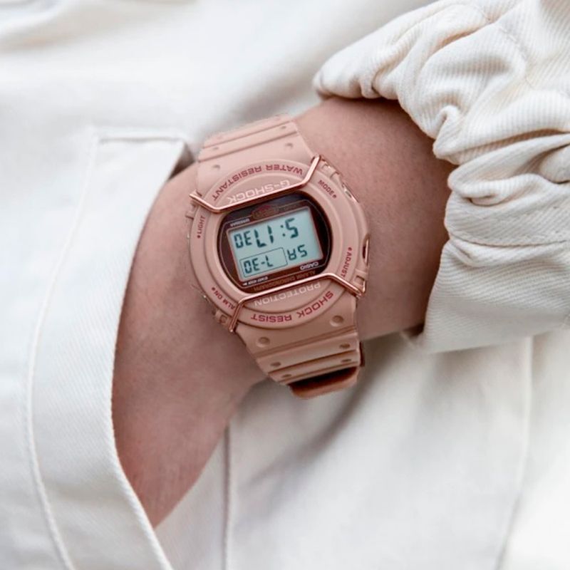 104797925-Reloj-G-Shock-digital-resina-cafe-para-mujer