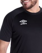 104699440-Camiseta-deportiva-Umbro-negro-solido-para-hombre