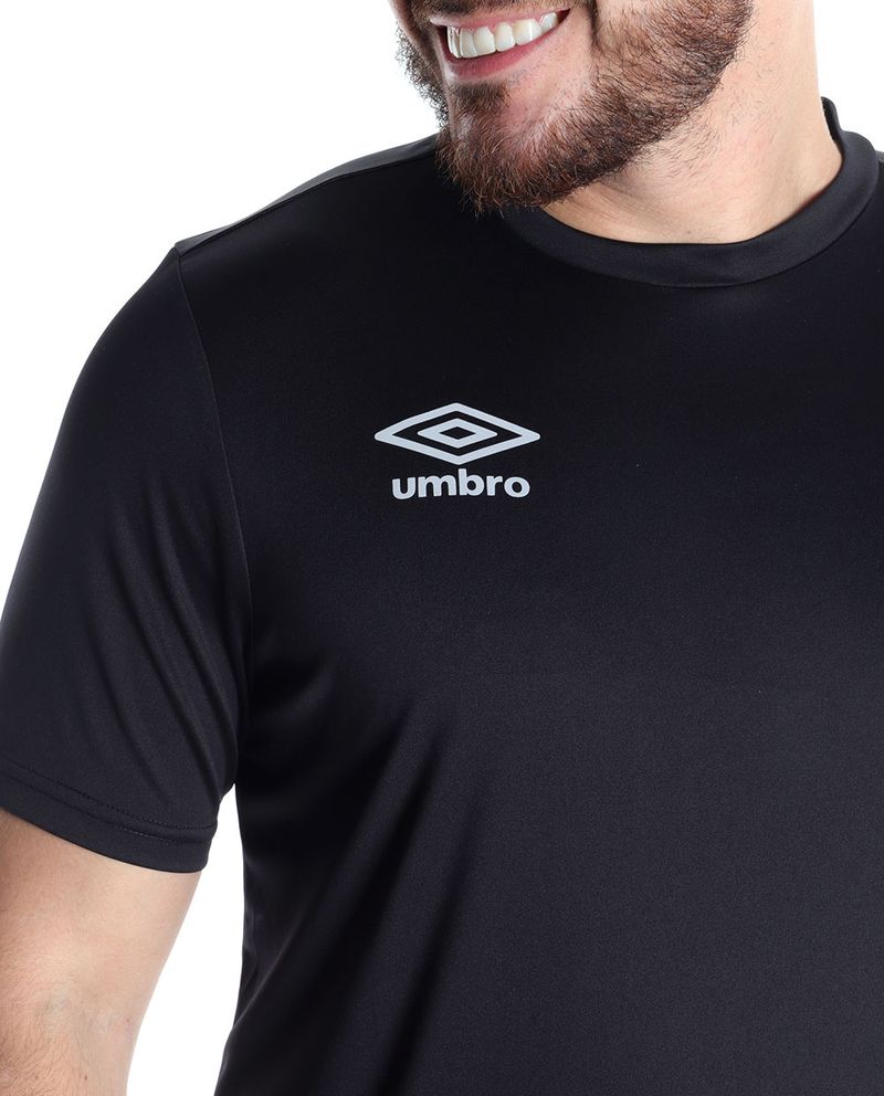 104746899-Camiseta-deportiva-Umbro-negra-solida-para-hombre