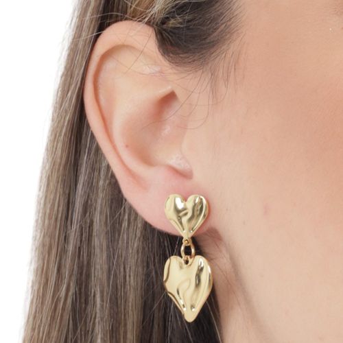 Aretes largos de corazones en baño de oro para mujer