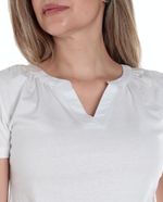 104625938-Camiseta-Sabrina-blanca-de-mangas-cortas-para-mujer