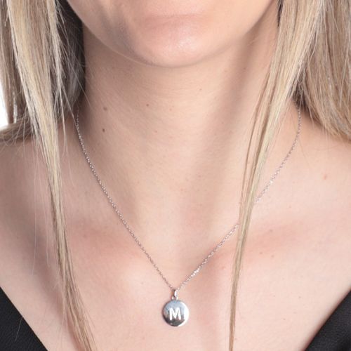 Cadena con dije de letra "M" de plata esterlina para mujer