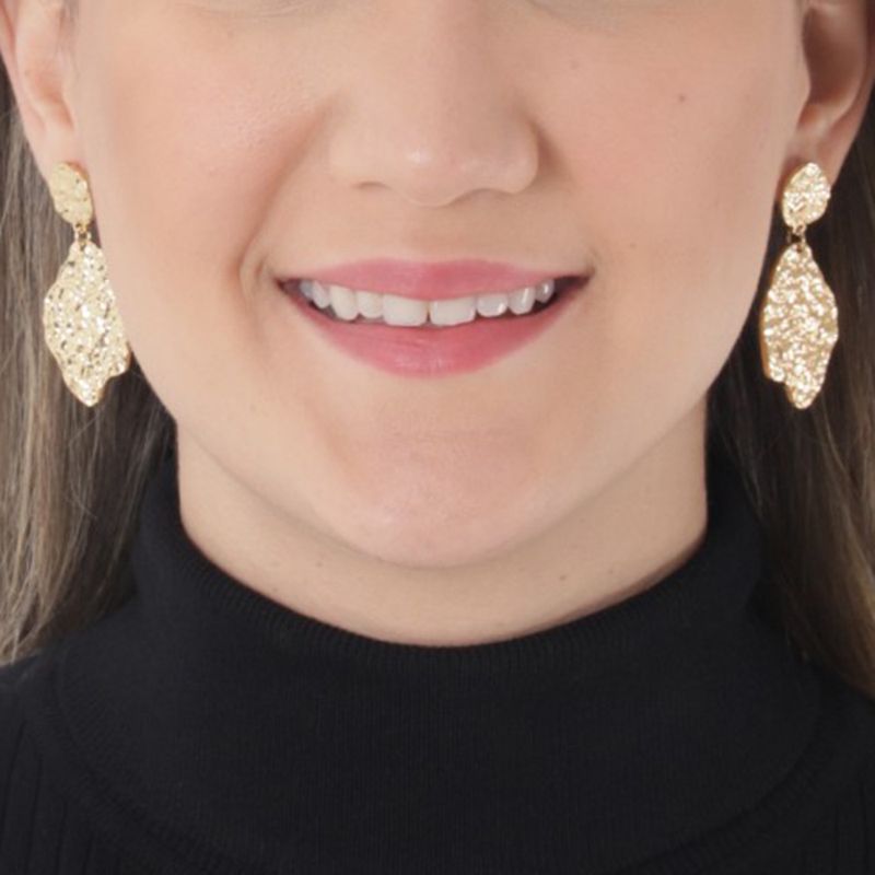 104702006-Aretes-largos-dorados-para-mujer