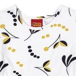 Vestido-blanco-con-estampado-para-niña-104789091