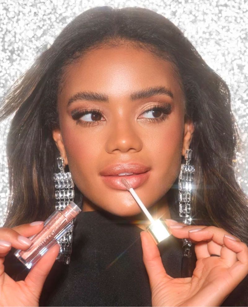104799084--Brillo-de-labios-Glam-Illusion---35-Iconic-Glam