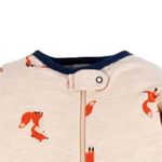 Pijama-beige-con-estampado-para-bebe-niño-104735713