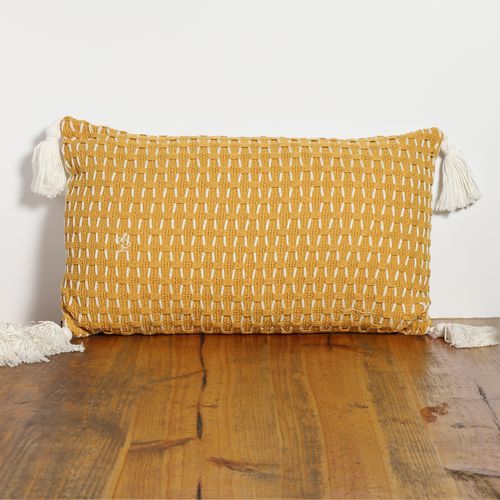 Cojín con textura de cadenas con pom pom 30x50 cm