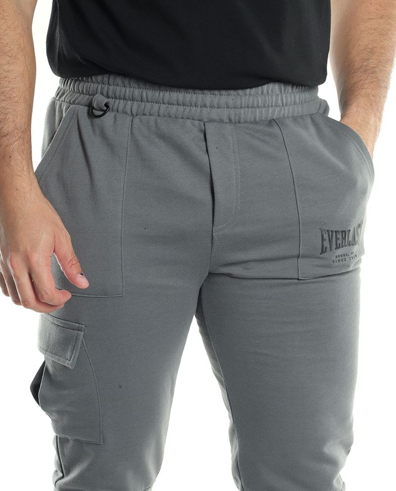 104761967-Jogger-cargo-deportivo-Everlast-gris-estampado-para-hombre