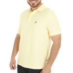 104787974-Camisa-polo-basica-regular-fit-Nautica-amarilla-solida-para-hombre