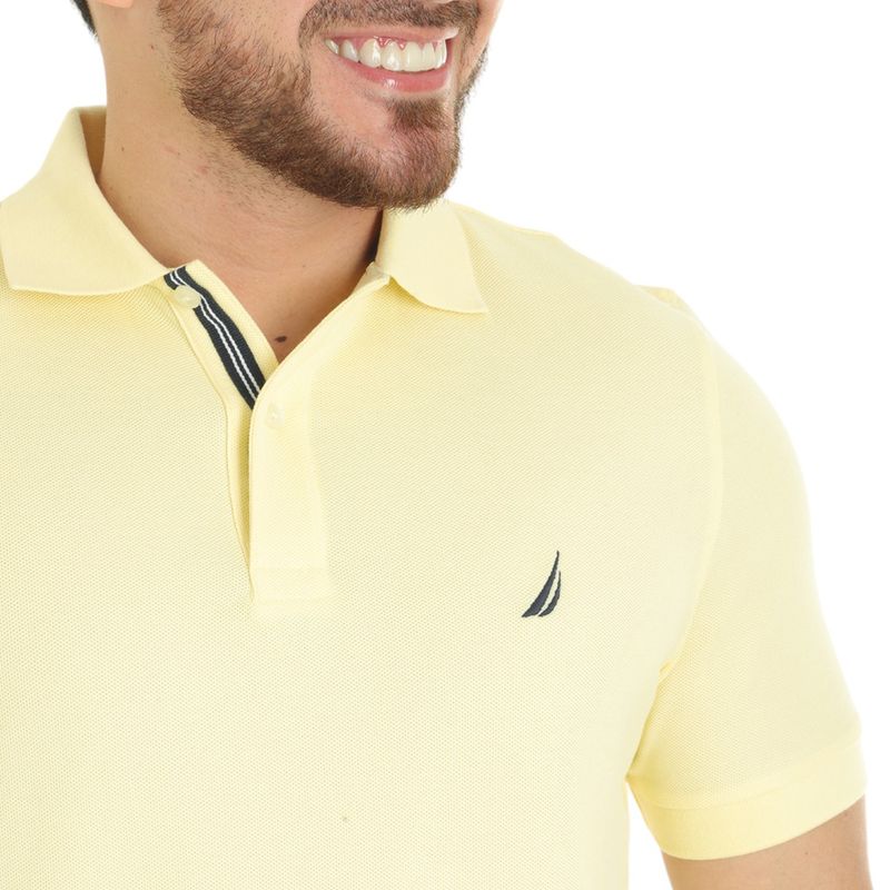 104787974-Camisa-polo-basica-regular-fit-Nautica-amarilla-solida-para-hombre