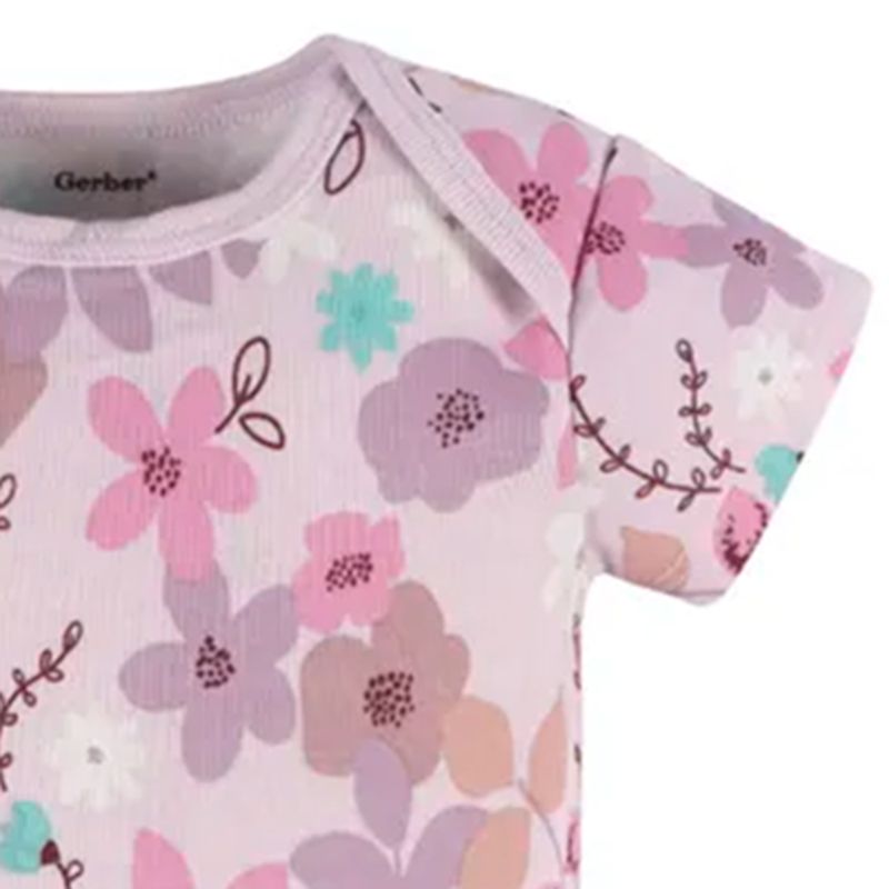 104735668-Mameluco-rosado-con-estampado-de-flores-para-bebe-niña