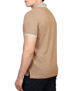 104804452-Camisa-polo-Tommy-Hilfiger-regular-fit-cafe-con-mini-print-para-hombre