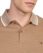 104804452-Camisa-polo-Tommy-Hilfiger-regular-fit-cafe-con-mini-print-para-hombre