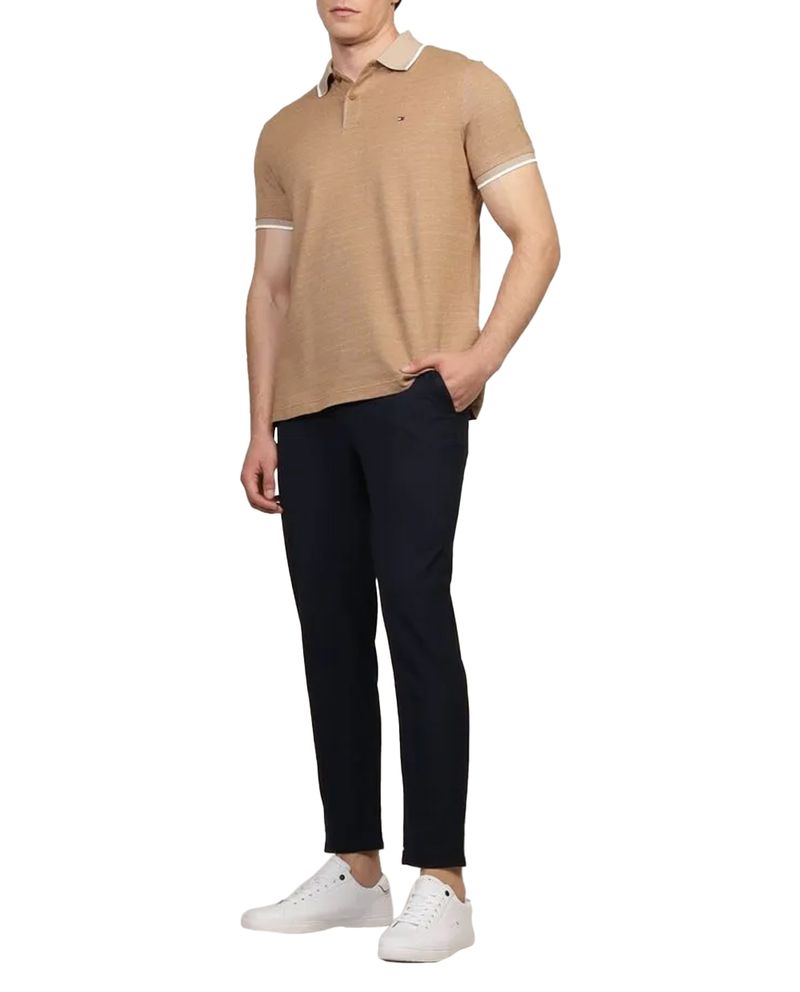 104804452-Camisa-polo-Tommy-Hilfiger-regular-fit-cafe-con-mini-print-para-hombre
