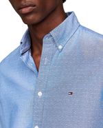 104804459-Camisa-oxford-Tommy-Hilfiger-slim-fit-celeste-con-mini-print-para-hombre