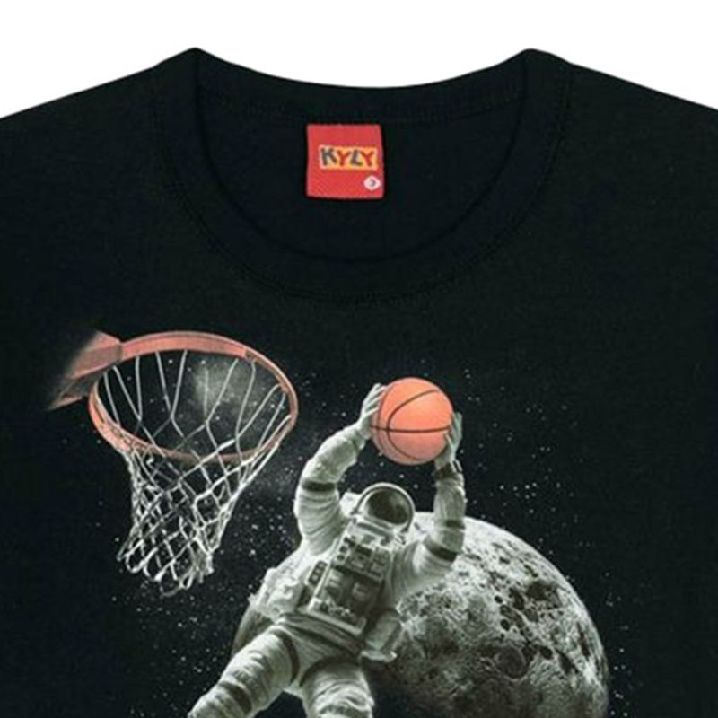 Camiseta-negra-con-estampado-para-niño-104801359