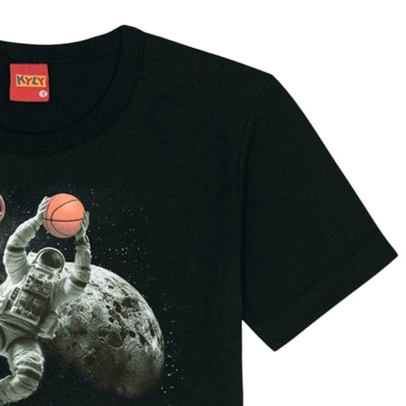 Camiseta-negra-con-estampado-para-niño-104801359