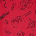 Camiseta-roja-con-estampado-para-niño-104801383