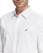 104818586-Camisa-casual-Nautica-regular-fit-blanca-con-mini-print-floral-para-hombre