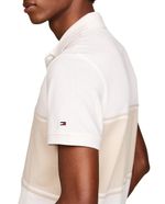 104804282-Camisa-polo-regular-fit-Tommy-Hilfiger-color-blocking-bicolor-para-hombre