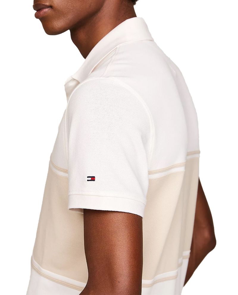 104804282-Camisa-polo-regular-fit-Tommy-Hilfiger-color-blocking-bicolor-para-hombre