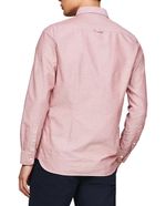 104804317-Camisa-oxford-slim-fit-Tommy-Hilfiger-roja-con-textura-para-hombre