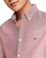104804317-Camisa-oxford-slim-fit-Tommy-Hilfiger-roja-con-textura-para-hombre