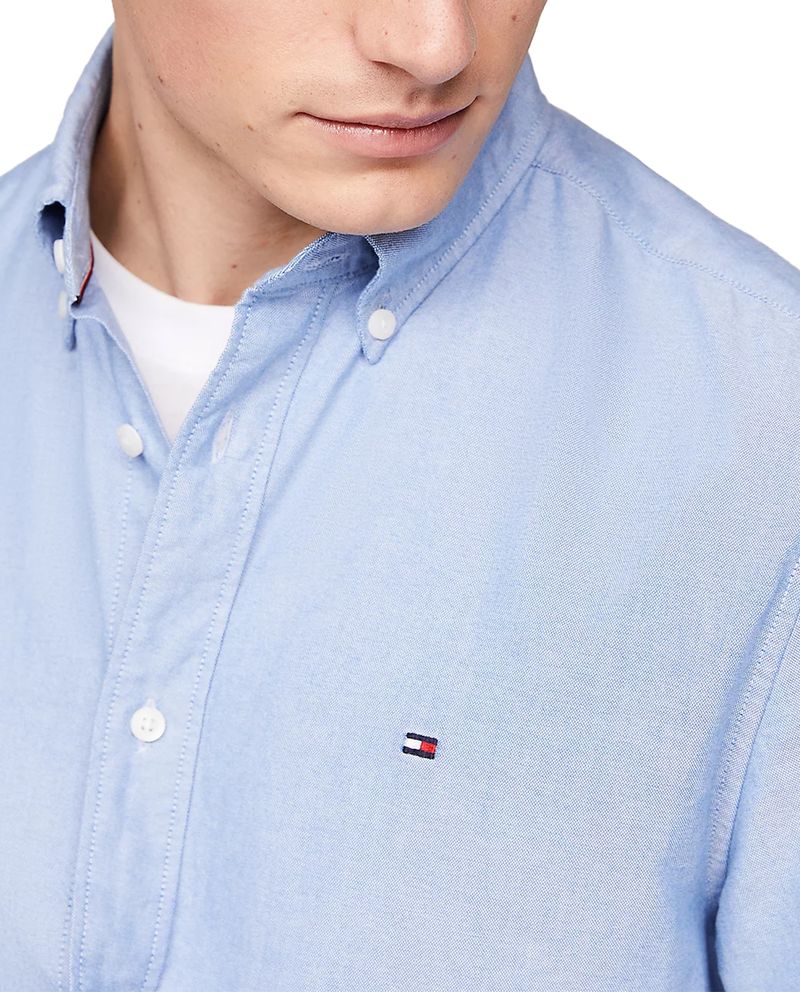 104804322-Camisa-oxford-regular-fit-Tommy-Hilfiger-celeste-solida-para-hombre