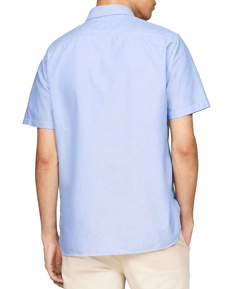 104804342-Camisa-oxford-regular-fit-Tommy-Hilfiger-celeste-solida-para-hombre