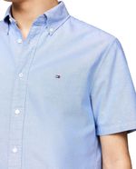 104804342-Camisa-oxford-regular-fit-Tommy-Hilfiger-celeste-solida-para-hombre