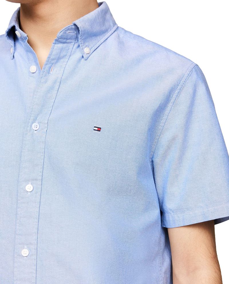 104804342-Camisa-oxford-regular-fit-Tommy-Hilfiger-celeste-solida-para-hombre