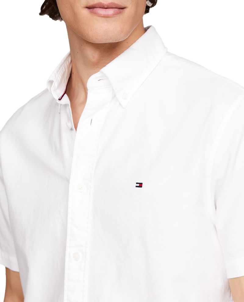 104804352-Camisa-oxford-regular-fit-Tommy-Hilfiger-blanca-solida-para-hombre
