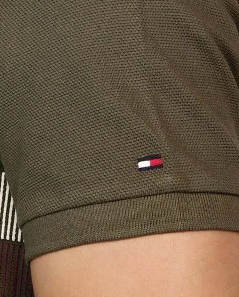 104804431-Camisa-polo-regular-fit-Tommy-Hilfiger-verde-color-blocking-para-hombre
