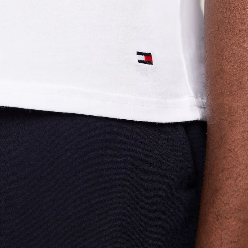 104819653-Pack-de-3-camisetas-interiores-Tommy-Hilfiger-blancas-solidas-para-hombre