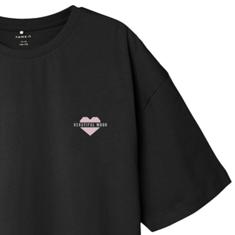 Blusa-negra-con-estampado-para-niña-104799423