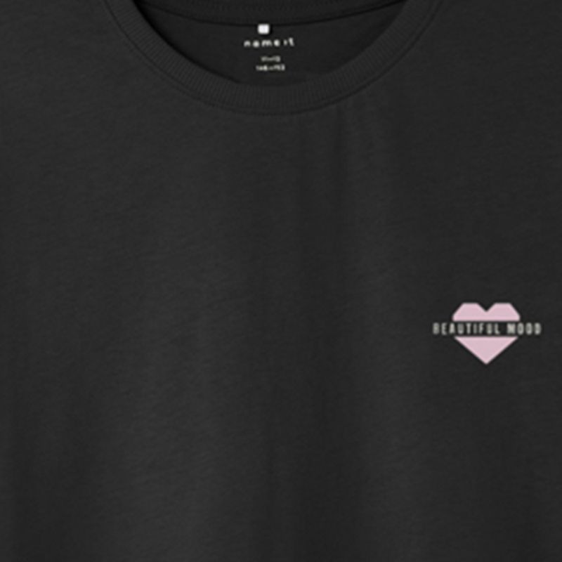 Blusa-negra-con-estampado-para-niña-104799423
