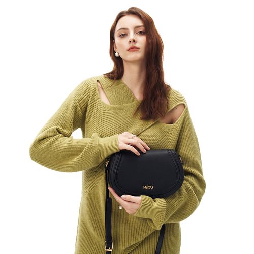 Cartera crossbody H&Co Hilla color negro para mujer