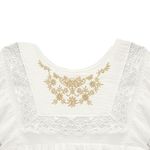 104824097-Vestido-blanco-con-bordado-para-niña