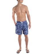 104806852-Calzoneta-de-baño-Izod-azul-navy-con-estampado-de-hojas-para-hombre