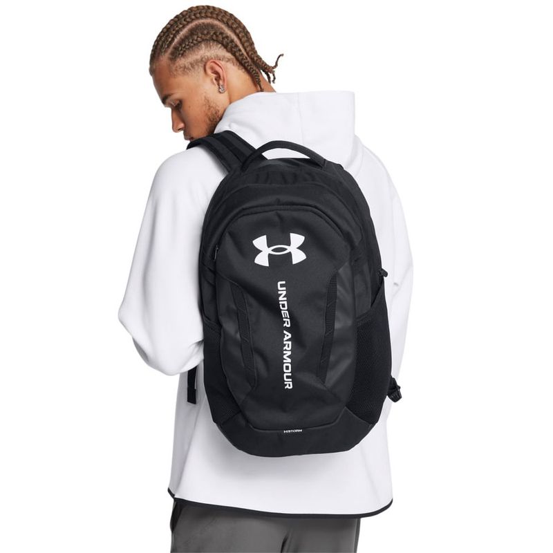 104802107-Mochila-deportiva-Under-Amour-hustle-6.0-negra-