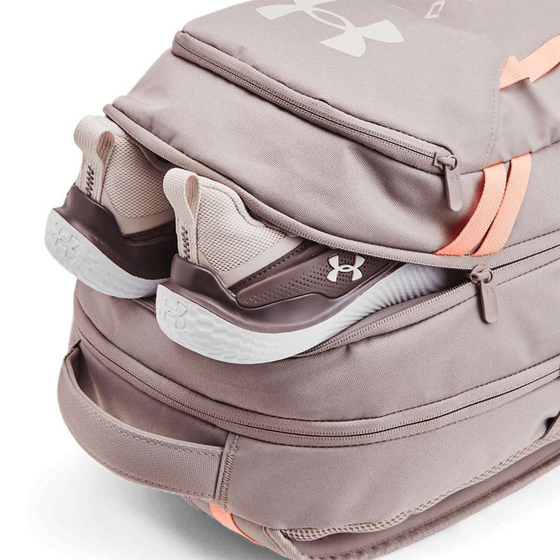 104802108-Mochila-deportiva-Under-Amour-hustle-6.0-gris
