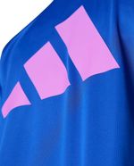 104810576-Camiseta-deportiva-Adidas-azul-texturizada-con-estampado-para-hombre