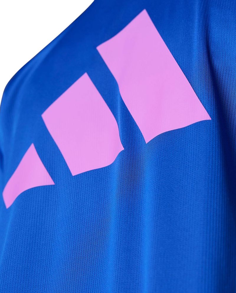 104810576-Camiseta-deportiva-Adidas-azul-texturizada-con-estampado-para-hombre