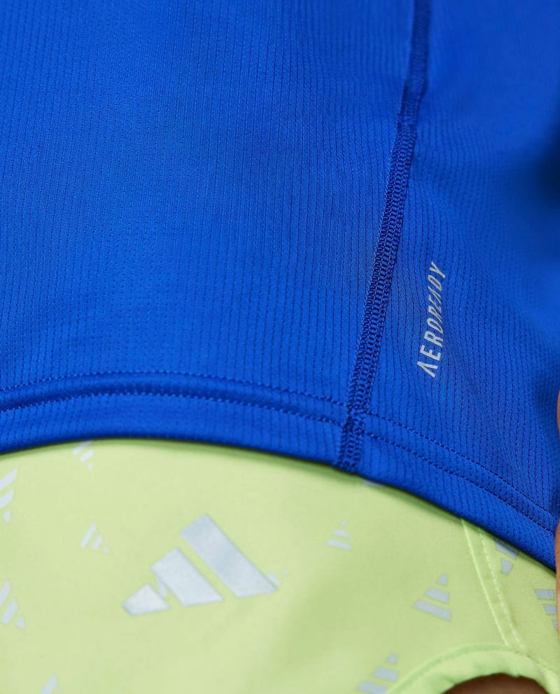 104810576-Camiseta-deportiva-Adidas-azul-texturizada-con-estampado-para-hombre