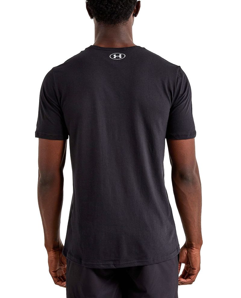 104704063-Camiseta-deportiva-Under-Armour-negra-estampada-para-hombre