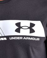 104704063-Camiseta-deportiva-Under-Armour-negra-estampada-para-hombre