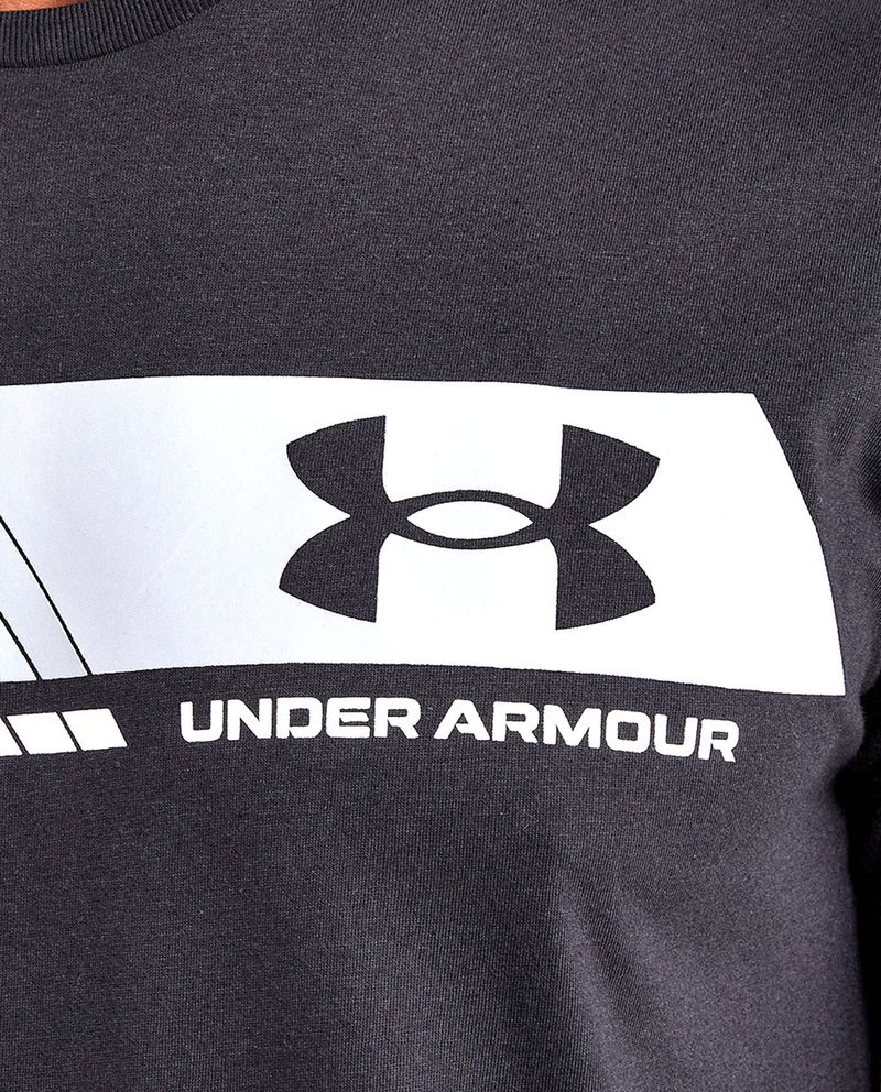 104704063-Camiseta-deportiva-Under-Armour-negra-estampada-para-hombre