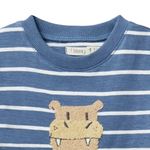 104829893-Camiseta-azul-a-rayas-para-bebe-niño